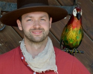 16-3-kleines-Bild-zwischen-Mann-und-Frau-Marvin-Scherf-Sprecher-Papagei